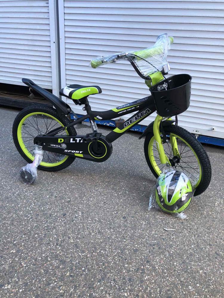 Детский велосипед Delta Sport 20 (черный/зеленый, 2019) с передним ручным V-BRAKE тормозом, шлемом, корзиной и светящимися полиуретановыми приставными колесиками