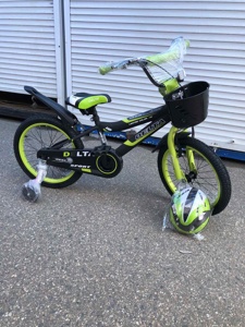 Детский велосипед Delta Sport 20 (черный/зеленый, 2019) с передним ручным V-BRAKE тормозом, шлемом, корзиной и светящимися полиуретановыми приставными колесиками - фото