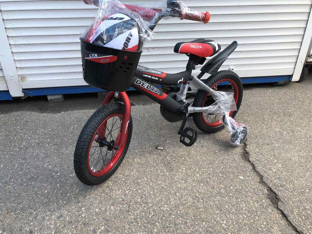 Детский велосипед Delta Sport 20 2020 (черный/красный) с передним ручным V-BRAKE тормозом, шлемом, корзиной и светящимися полиуретановыми приставными колесиками