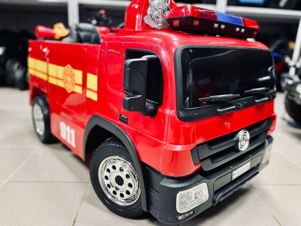Детский электромобиль RiverToys A222AA Пожарная машина (красный)