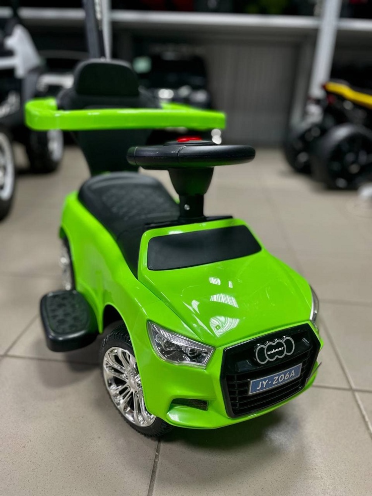 Детская машинка-каталка, толокар RiverToys Audi JY-Z06A (зеленый) c ручкой-управляшкой
