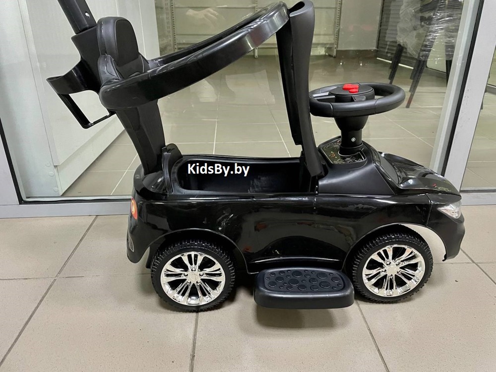Детская машинка-каталка, толокар RiverToys BMW JY-Z06B (черный) с ручкой-управляшкой - фото3