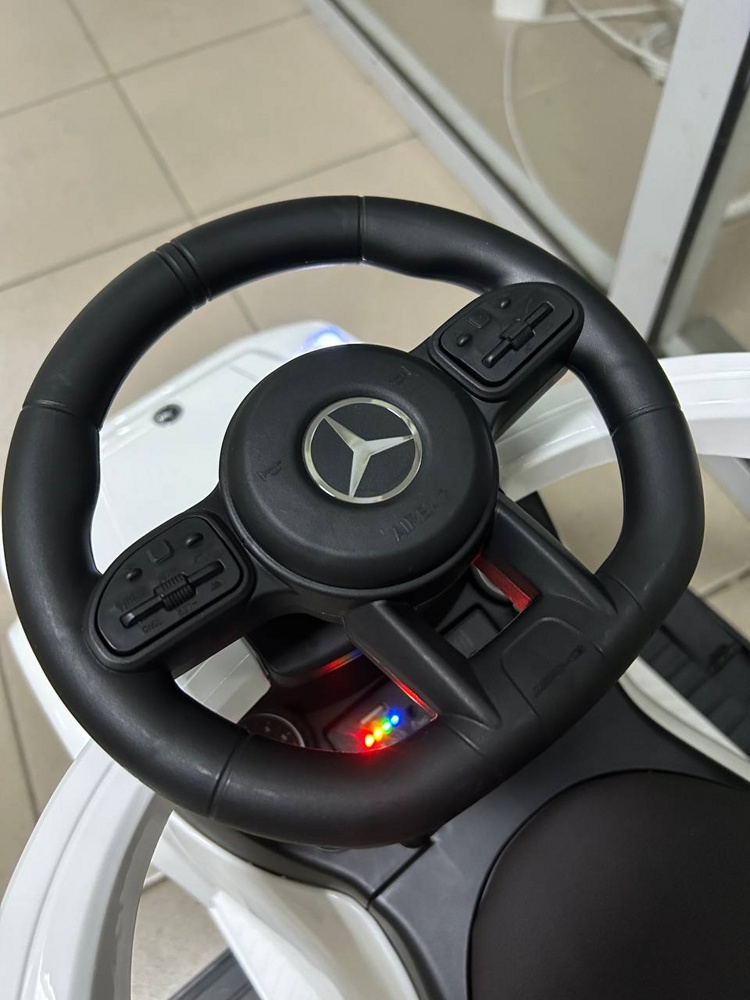 Детский толокар RiverToys Mercedes-Benz GL63 Z001ZZ-A (белый бриллиант) 3 в 1 электромобиль, трансформируется в качалку, пульт д/у - фото4