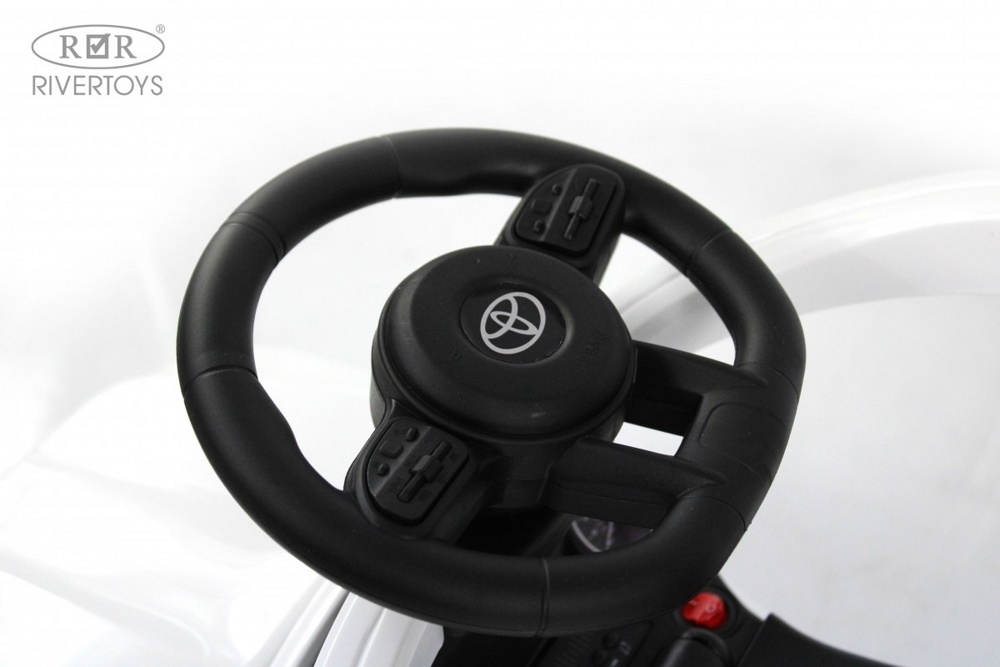 Детский толокар RiverToys Toyota Land Cruiser 300 Z002ZZ-C (белый) фото-3