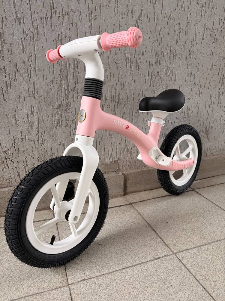Детский беговел RiverToys HB-001 (розовый) 12 дюймов, подсветка колёс - фото1
