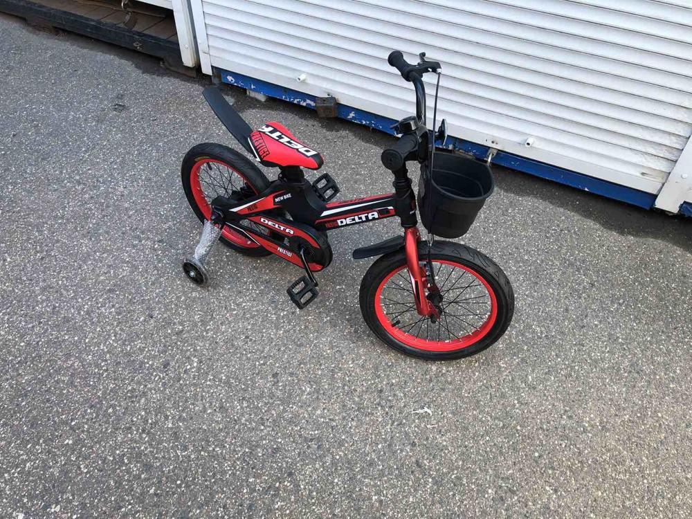 Детский велосипед Delta Sport 20 2020 (черный/красный) с передним ручным V-BRAKE тормозом, шлемом, корзиной и светящимися полиуретановыми приставными колесиками - фото2