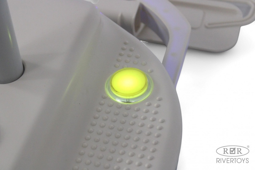 Детский электромобиль RiverToys Y-01 (бежевый) для мытья пола с функцией влажной уборки - фото6