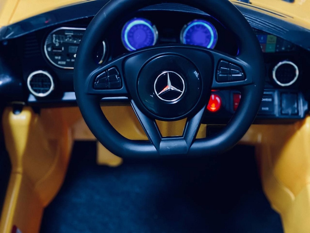 Детский электромобиль RiverToys Mercedes-Benz AMG GT O008OO (желтый) лицензия - фото3