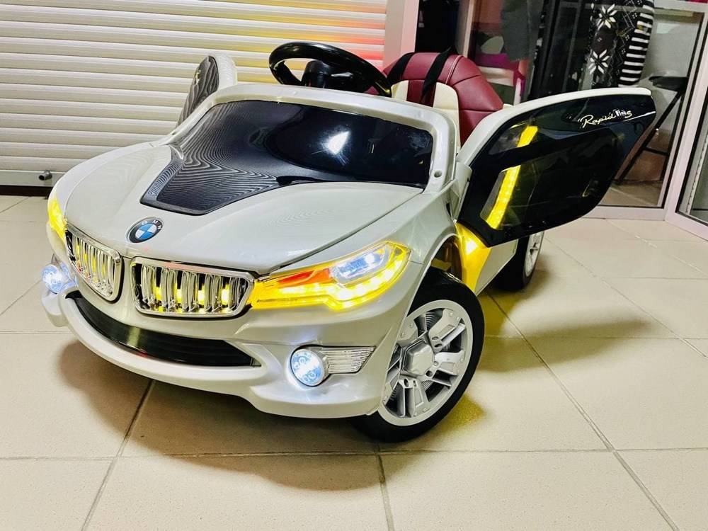 Детский электромобиль RiverToys BMW O002OO VIP (серебристый)