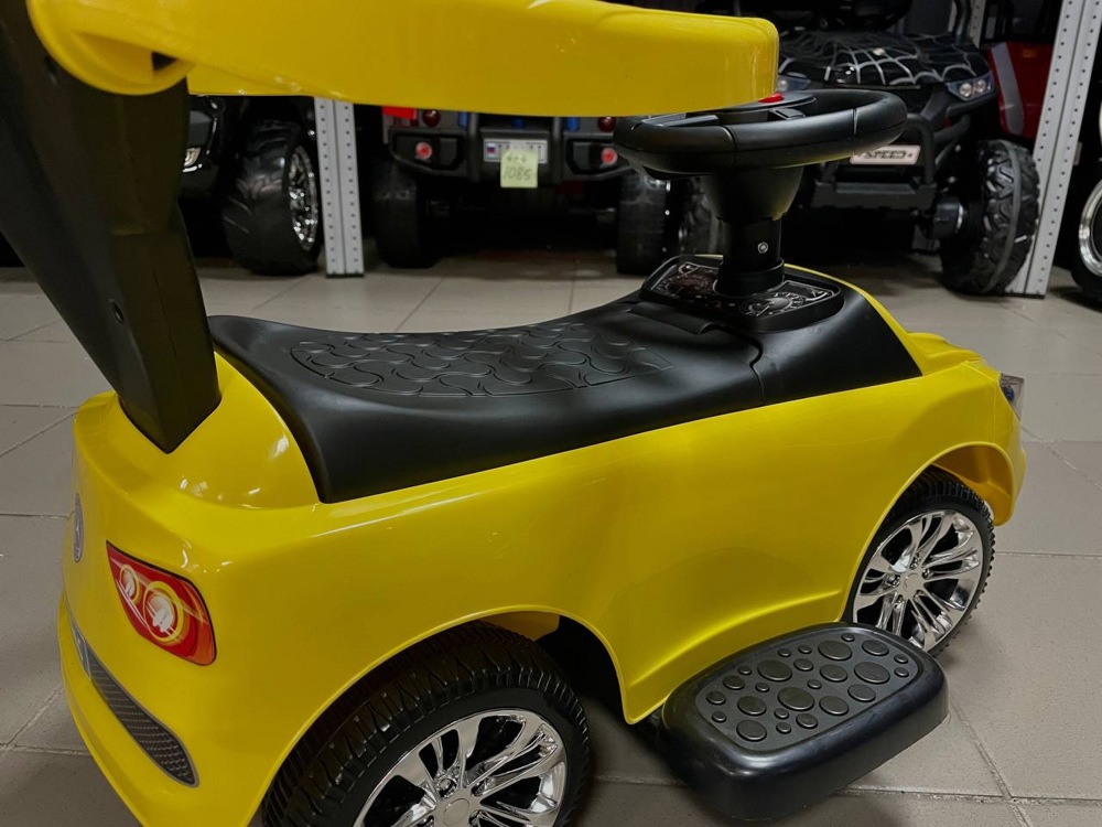 Детская машинка-каталка, толокар RiverToys Mercedes-Benz JY-Z06C (желтый/черный) с ручкой-управляшкой - фото5