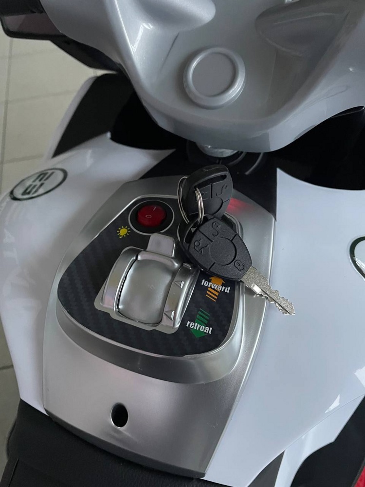 Детский электромотоцикл Baby Driver H222 (белый) BMW двухместный, плавный старт, заводится с ключа - фото4