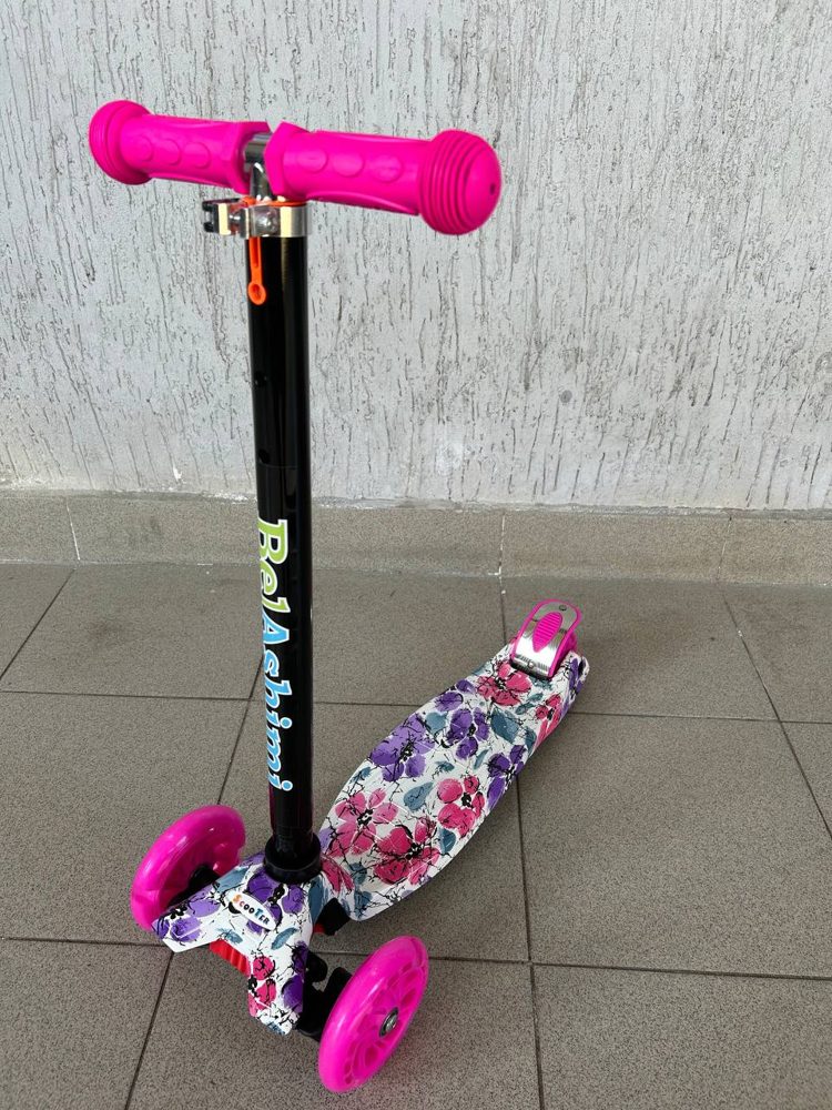 Самокат BelAshimi Scooter (цветы розовые колеса) светящиеся колеса