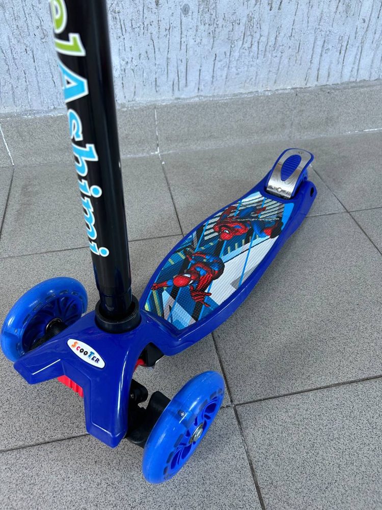 Самокат BelAshimi Scooter (Человек паук синие колеса) светящиеся колеса - фото3