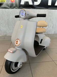 Детский электроскутер RiverToys K444PX-A (серый) сиденье эко-кожа+фонарь - фото