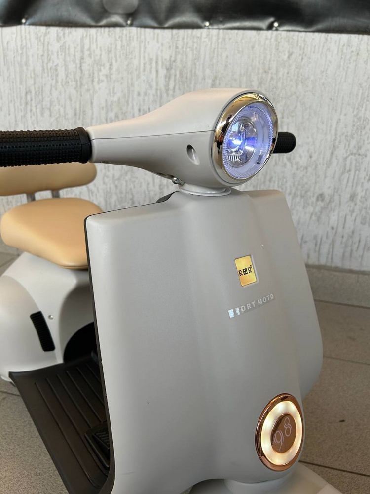 Детский электроскутер RiverToys K444PX-A (серый) сиденье эко-кожа+фонарь - фото4