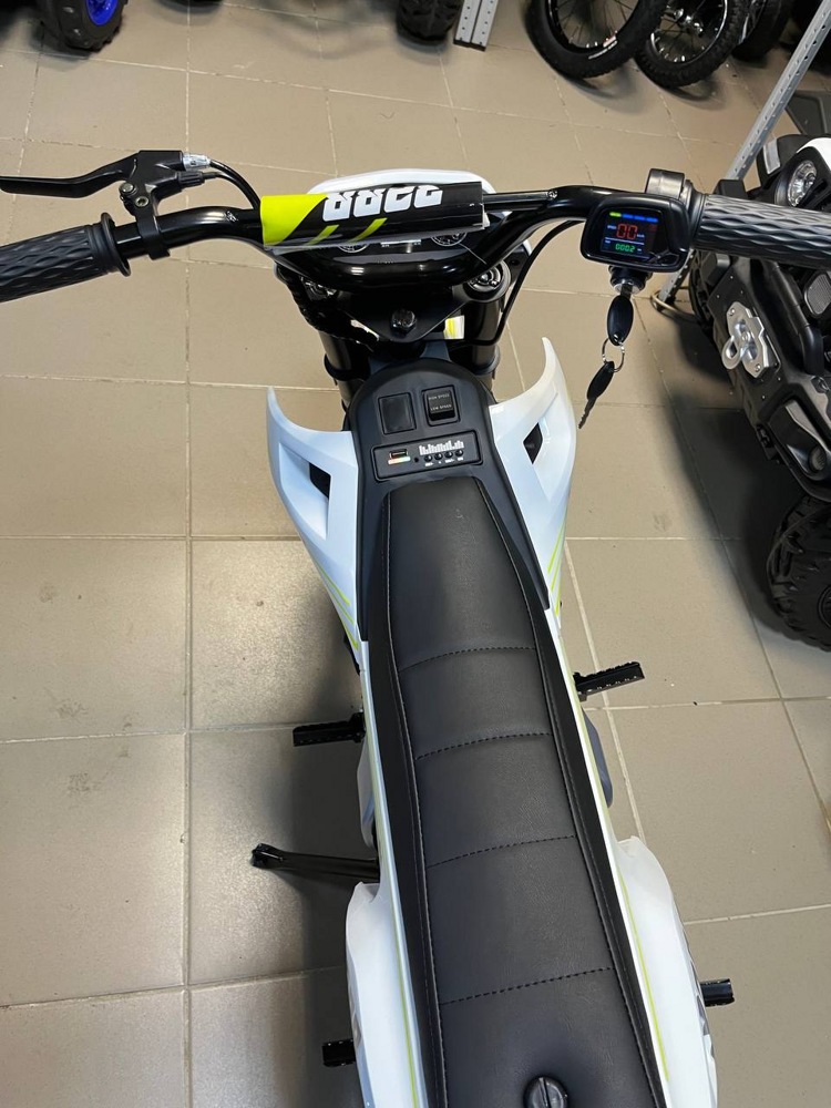 Детский электромотоцикл RiverToys E777KX (белый) Двухместный - фото3