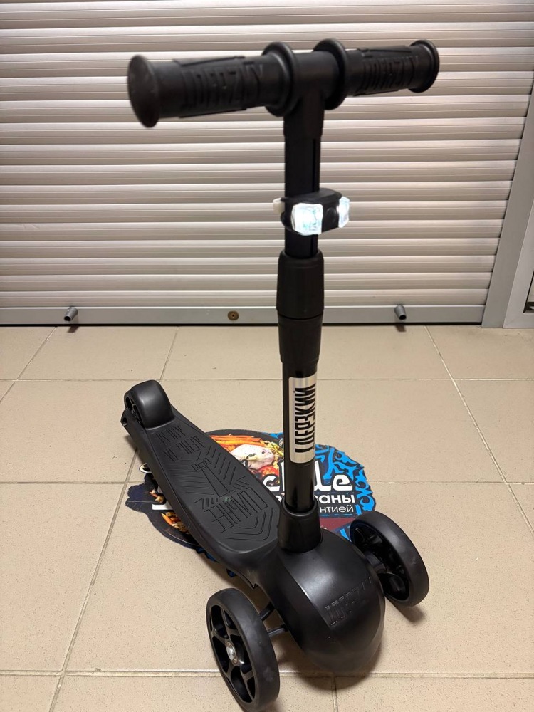 Самокат четырехколесный Slider Boss Original Bo-Ori-019 (Юпитер черный) фонарик в комплекте