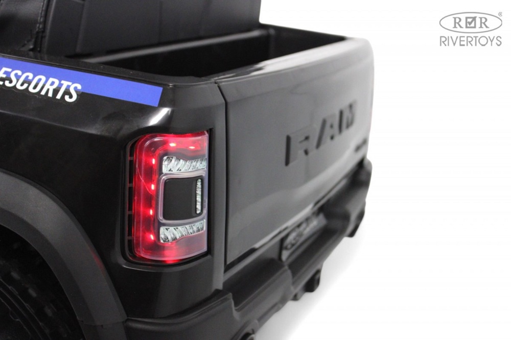 Детский электромобиль RiverToys Dodge RAM 1500 TRX Арт. O111OO (черный) Полиция - фото6