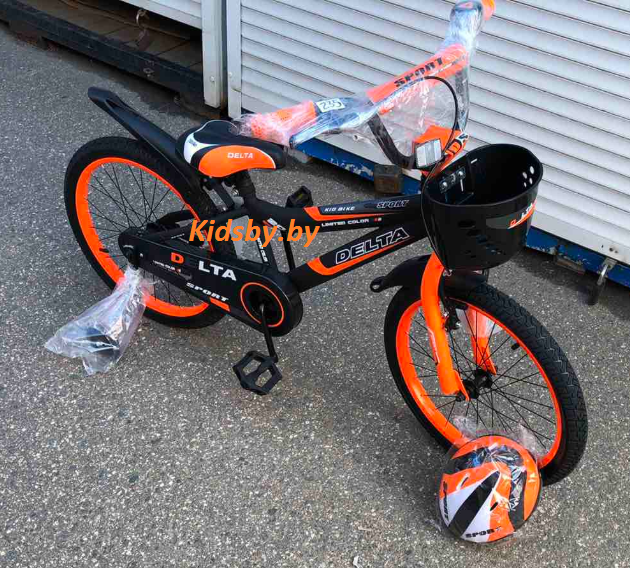 Детский велосипед Delta Sport 18 2020 (черный/оранжевый) с передним ручным V-BRAKE тормозом, шлемом, корзиной и светящимися полиуретановыми приставными колесиками - фото