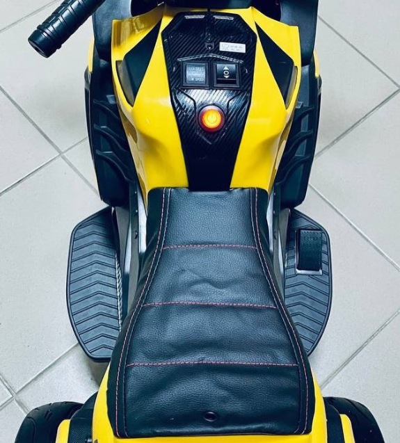 Детский электромобиль, мотоцикл RiverToys K222KK (желтый) BMW - фото4