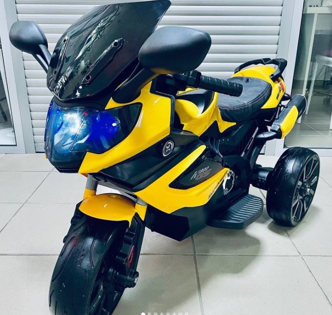 Детский электромобиль, мотоцикл RiverToys K222KK (желтый) BMW - фото3