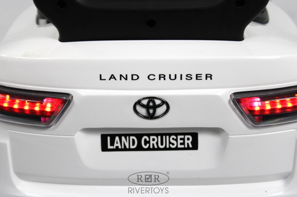 Детский толокар RiverToys Toyota Land Cruiser 300 Z002ZZ-D (белый) фото-6
